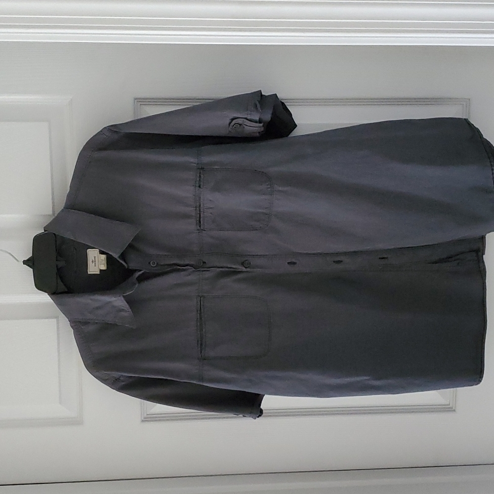 Dockers men's short sleeve button down shirt. XL. Dark gray.